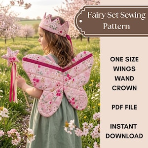 Pode incluir: Um molde de costura para um conjunto de fada incluindo uma coroa, asas e uma varinha em forma de estrela. O design apresenta um tecido floral rosa. O texto diz: Fairy Set Sewing Pattern, ONE SIZE WINGS WAND CROWN, PDF FILE, INSTANT DOWNLOAD.