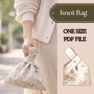 Puede incluir: Un bolso anudado beige con un estampado floral de flores rosas y hojas verdes. El bolso lo sostiene una persona. La imagen también muestra un gráfico del bolso con un diseño de paisaje de inspiración japonesa. El texto en la imagen dice "Knot Bag", "ONE SIZE" y "PDF FILE".