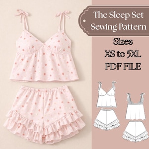 Könnte beinhalten: Ein hellrosa Schlafanzug-Schnittmuster mit einem Top und Shorts mit Erdbeermuster. Das Top hat Bindeträger, die Shorts einen Rüschensaum. Der Text auf dem Bild lautet "The Sleep Set Sewing Pattern" und "Größen XS bis 5XL PDF FILE."