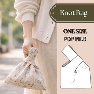 Può includere: Una borsa annodata beige con un motivo floreale di fiori rosa e foglie verdi. La borsa è tenuta da una persona. Il testo "Knot Bag" è visualizzato sopra il testo "ONE SIZE PDF FILE". Viene mostrato anche un diagramma della borsa.