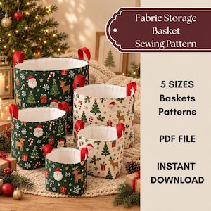 Pode incluir: Um conjunto de quatro cestos de armazenamento redondos de tecido com alças vermelhas, apresentando uma estampa de Natal com o Pai Natal, renas, árvores e presentes. O texto diz Fabric Storage Basket Sewing Pattern, 5 SIZES Baskets Patterns, PDF FILE, INSTANT DOWNLOAD.