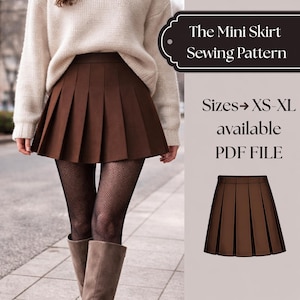Puede incluir: Una minifalda plisada marrón es el punto focal de esta imagen. La falda se combina con un suéter color crema, medias de rejilla y botas marrones. El texto en el lado derecho de la imagen dice "The Mini Skirt Sewing Pattern" y "Sizes XS-XL available PDF FILE."