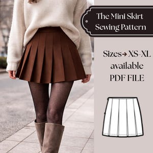 Puede incluir: Una minifalda plisada marrón es el punto focal de esta imagen. La falda se combina con un suéter color crema, medias de rejilla y botas marrones. El texto a la derecha dice "The Mini Skirt Sewing Pattern" y "Sizes XS-XL available PDF FILE".