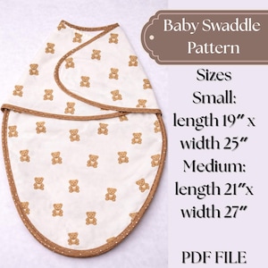 Könnte beinhalten: Eine weiße Baby-Swaddle-Decke mit einem braunen Teddybärmuster und braunem Tupfenbesatz. Der Text "Baby Swaddle Pattern" wird angezeigt. Kleine Größe: 48cm Länge x 64cm Breite, mittel: 53cm Länge x 69cm Breite.