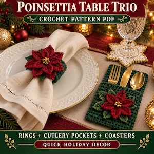 Puede incluir: Un patrón de ganchillo en PDF titulado Poinsettia Table Trio que incluye un servilletero de flor de pascua roja y verde, un bolsillo para cubiertos verde con una flor de pascua roja y un posavasos blanco en forma de estrella.
