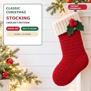 Puede incluir: Un calcetín navideño de ganchillo rojo con puño color crema, decorado con hojas verdes y tres bayas rojas. El texto dice: CLASSIC CHRISTMAS STOCKING CROCHET PATTERN, DIGITAL PDF, EASY TO FOLLOW, 46 CM, US TERMS, INSTANT DOWNLOAD.