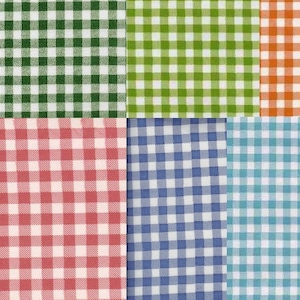 Puede incluir: Una colecci&oacute;n de ocho muestras de tela con un patr&oacute;n de cuadros vichy en varios colores, incluyendo negro y blanco, verde y blanco, amarillo y blanco, naranja y blanco, rojo y blanco, azul y blanco, azul claro y blanco y amarillo y blanco.