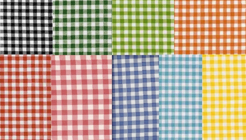 Puede incluir: Una colecci&oacute;n de ocho muestras de tela con un patr&oacute;n de cuadros vichy en varios colores, incluyendo negro y blanco, verde y blanco, amarillo y blanco, naranja y blanco, rojo y blanco, azul y blanco, azul claro y blanco y amarillo y blanco.