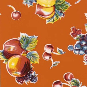 Puede incluir: Fondo naranja con un patrón repetitivo de frutas y hojas. La fruta incluye manzanas, cerezas y uvas. Las hojas son verdes con vetas blancas.