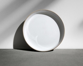 Handgedraaid bord "The Small Treat II" – Keramisch bord voor gebak & snacks – Minimalistisch design (2 cm hoog, 16 cm diameter)