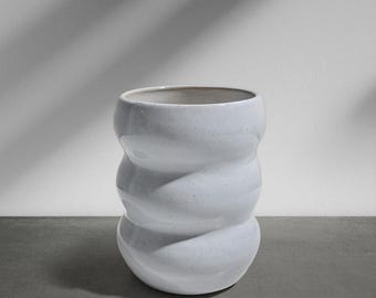 Handgedraaide vaas “The Cloud Whisper” – Bubble keramiek vaas in zacht wit en lila (15 cm hoog, 10 cm diameter)