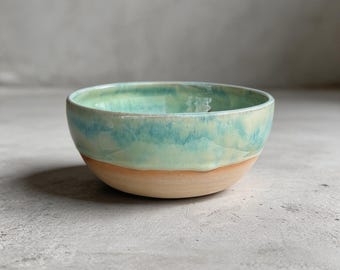 Keramische kom “Soft Lagoon” – Handgemaakte kom in een natuurlijke turquoise tint – Minimalistische kom – Ontbijt- en dessertkom