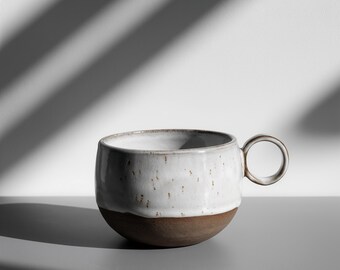 Handgemaakte keramische mok in wit en bruin – Minimalistische koffiemok met handvat – Uniek handgemaakt exemplaar