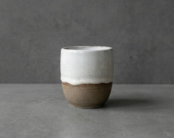 Keramische mok “Soft Cloud” – Handgemaakte mok in wit en natuurlijke tinten – Minimalistische keramische mok – Cadeau-idee