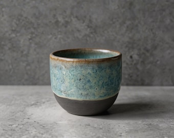 Keramische mok “Ocean Calm” – Handgemaakte mok in turquoise en natuurlijke tinten – Minimalistische keramische kop – Espresso / Flat White kop
