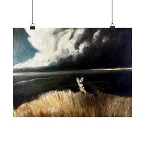 Può includere: Un dipinto a olio su tela raffigurante un coyote in piedi in un campo di erba alta color marrone dorato. Lo sfondo presenta un cielo tempestoso scuro e drammatico con pesanti nuvole bianche e grigio antracite sopra l'orizzonte piatto.