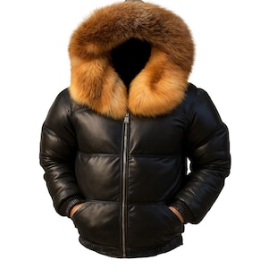 Puede incluir: Una chaqueta acolchada de cuero negro con una capucha grande y gruesa adornada con pelo esponjoso de color marrón dorado. La chaqueta cuenta con un cierre de cremallera central plateado, paneles acolchados horizontales y puños acanalados.
