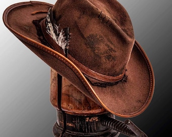 Sombrero de vaquero vintage estilo fedora de cuero occidental con detalle de pluma, sombrero rústico hecho a mano para hombres y mujeres. Sombrero de vaquero de fieltro marrón para hombre.