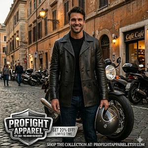 Puede incluir: Un hombre con una chaqueta de cuero negra de doble botonadura y vaqueros azul oscuro, sosteniendo un casco. La imagen incluye el texto "PROFIGHT APPAREL" y "GET 20% OFF! LIMITED TIME". Una motocicleta está aparcada detrás de él.