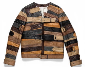 Könnte beinhalten: Eine Patchwork-Lederjacke in verschiedenen Braun-, Beige- und Schwarztönen. Die Jacke hat horizontale Lederstreifen mit Schnallenverschlüssen und ein weißes Innenfutter. Die Ärmel haben Manschetten mit Schnallendetails.