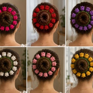 Può includere: Una collezione di sei copri-chignon caratterizzati da una disposizione circolare di fiori di tulipano all'uncinetto in vari colori, tra cui rosa acceso, rosso, viola, bianco, rosa chiaro e giallo, fissati su una base verde all'uncinetto.