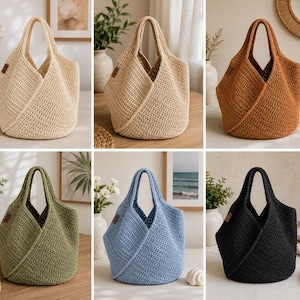 Puede incluir: Una colección de seis bolsos de ganchillo en varios colores, incluyendo crema, beige, marrón, verde oliva, azul claro y negro. Cada bolso presenta un diseño distintivo con panel frontal superpuesto, dos asas integradas y una pequeña etiqueta cuadrada marrón.