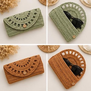 Könnte beinhalten: Ein Set aus zwei gehäkelten Clutches in Salbeigrün und Hellbraun, jeweils mit einer halbkreisförmigen Klappe mit Lochmuster und einem einzelnen Holzknopfverschluss. Die Taschen sind geschlossen und geöffnet mit schwarzen Sonnenbrillen zu sehen.