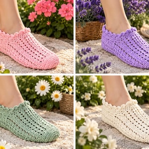 Op de afbeelding: Een collectie van vier gehaakte slippers in roze, paars, saliegroen en crème. Elke slipper is voorzien van een geschulpte rand rond de enkelopening en een verticaal opengewerkt steekpatroon over het gehele oppervlak van de slipper.