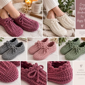 Puede incluir: Una colección de zapatillas de ganchillo en varios colores, incluyendo burdeos, crema, gris, rosa y verde. Cada par presenta una textura acanalada, un borde festoneado alrededor de la abertura y un lazo decorativo en la parte delantera. El texto incluye Cozy Stylish Handmade For Happy Feet, Crochet Pattern PDF y Simple Beautiful Comfortable.