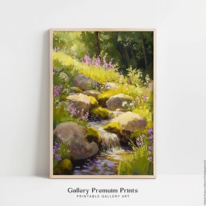 Puede incluir: Una impresión de arte mural vertical que presenta una pintura al óleo de un pequeño arroyo que fluye sobre rocas cubiertas de musgo. La escena está llena de hierba verde vibrante, luz solar amarilla y flores silvestres moradas, con marco de madera.