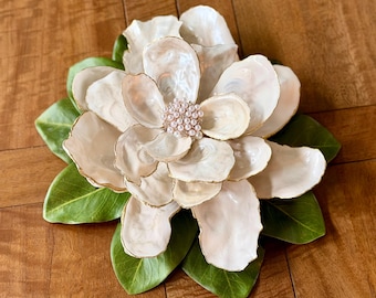 Concha de ostra de magnolia dorada pintada a mano: una pieza única de decoración costera de lujo para su hogar.