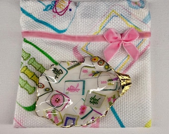 Plato para dados de concha de ostra hecho a mano – Decoración de Mahjong, bandeja para baratijas con borde dorado. ¡Incluye monedero de lona cosido a mano a juego! (Estilo 5)
