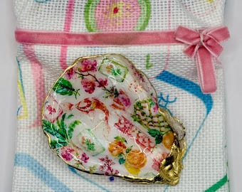 Handmade Oyster Shell Dice Dish – Pink, Emerald & Citrus Mahjong Decor, Gold Edge Trinket Tray (Style 4)