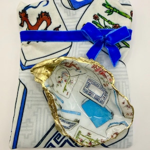 Handmade Oyster Shell Dice Dish – Red, Blue and Green Mahjong Decor, Trinket Tray. Matching handsewn Canvas Mahj Purse included! (Style 1)
