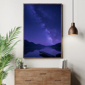Lila Galaxie Wandkunst – Sternenklarer Nachthimmel über See mit Pier – Ruhige druckbare Landschaft für Schlafzimmer, Meditation oder Leseecke, Azurblau