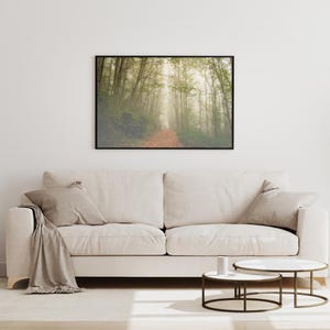 Nebliger Waldweg Wand Kunst Druck, Neblige Natur Landschaft Fotografie, Ruhiger Waldweg Poster, Gelassenes Wohn Dekor, Nebel