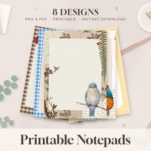 Può includere: Una pila di 8 blocchi per appunti stampabili con vari design, tra cui un uccellino blu su un ramo, motivi floreali e bordi a quadretti. Il testo 8 DESIGNS PNG & PDF PRINTABLE INSTANT DOWNLOAD e Printable Notepads è visibile.