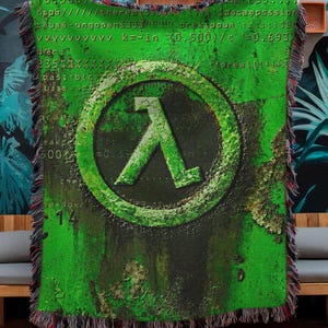 Può includere: Una coperta tessuta con uno sfondo verde vibrante dall'aspetto strutturato e usurato. Il centro mostra un grande simbolo Lambda verde scuro. Sulla superficie è sovrapposto un testo di codice informatico bianco che si ripete.