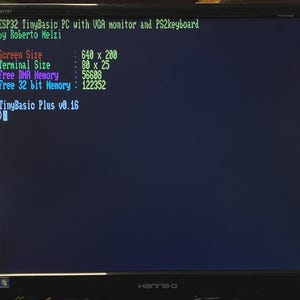 Puede incluir: Un monitor de computadora negro que muestra una interfaz de l&iacute;nea de comandos con texto en verde, rojo, morado y azul. La pantalla muestra informaci&oacute;n del sistema para una PC ESP32 TinyBasic, incluyendo tama&ntilde;o de pantalla y estad&iacute;sticas de memoria.