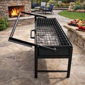 以下が含まれることがあります： 黒い金属製のアウトドアグリル。ヒンジ付きの蓋と長方形の調理面があります。グリルにはハンドルが付いており、石畳のパティオに置かれています。背景には暖炉と屋外席があります。