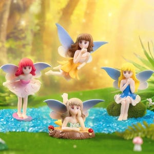 Puede incluir: Cuatro figuras de hadas en miniatura con alas azules y blancas, cada una con un peinado y un vestido diferente. Un hada lleva un vestido amarillo, otra un vestido azul y una tercera un vestido rosa. La cuarta hada está tumbada en un tocón.