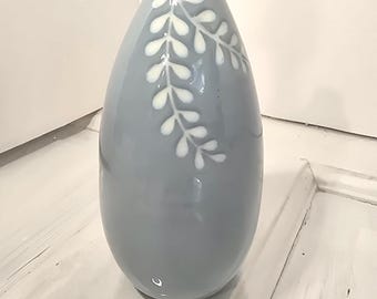 ヴィンテージのハンドペイント、デルフトブルーの花瓶。風車模様の花柄