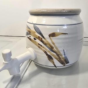 Distributeur de boissons en poterie en céramique bleue, brune et dorée