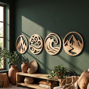 Puede incluir: Cuatro piezas de arte mural de madera que representan fuego, agua, aire y tierra. Cada pieza es un diseño circular con intrincados detalles recortados. El arte está montado en una pared verde oscuro, creando una estética natural y terrosa.
