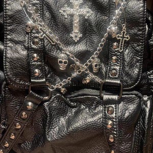 Gothic Schwarz Leder Rucksack - Handgefertigte Punk Rock Nieten Tasche mit Kreuz & Schädel Ketten, Weiche Grunge Alternative Schultertasche für Frauen