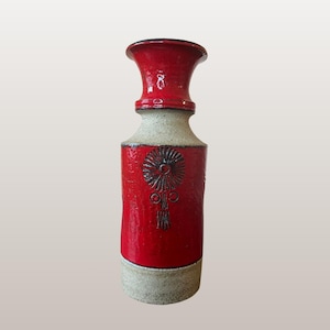 Può includere: Un vaso da terra in ceramica rosso e beige, alto circa 40 cm, con un motivo floreale decorativo. Il vaso ha una parte superiore svasata e una superficie strutturata. La base è beige e il corpo è rosso.