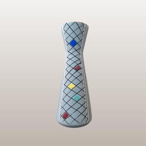 Könnte beinhalten: Eine graue Vase mit einem geometrischen Muster aus schwarzen Linien und farbigen Rauten. Die Vase ist etwa 22 cm hoch und hat einen ausgestellten oberen und unteren Teil. Der Text "WGP171 Gebrüder Conrad 416/2 | 22cm tall" steht unten.