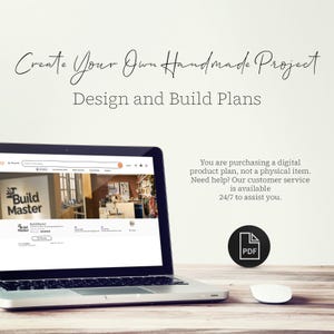 Puede incluir: Un ordenador port&aacute;til que muestra un sitio web para un plan de proyecto de carpinter&iacute;a. El sitio web presenta un logotipo con el texto "Build Master" y una foto de un taller. El texto "Create Your Own Handmade Project Design and Build Plans" se muestra encima del port&aacute;til. El texto "You are purchasing a digital product plan, not a physical item. Need help? Our customer service is available 24/7 to assist you." se muestra a la derecha del port&aacute;til. Un c&iacute;rculo negro con el texto "PDF" se muestra debajo del texto. Un rat&oacute;n de ordenador blanco est&aacute; sobre una superficie de madera.
