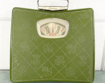 Vintage Bathroom Scale Green Metal Detecto Auto Zero Quilted Bow Design WORKS