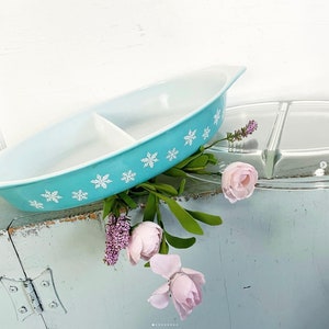 Vintage Pyrex Turquoise Snowflake 1.5 QT Divided Dish 11 Lid 945C 35